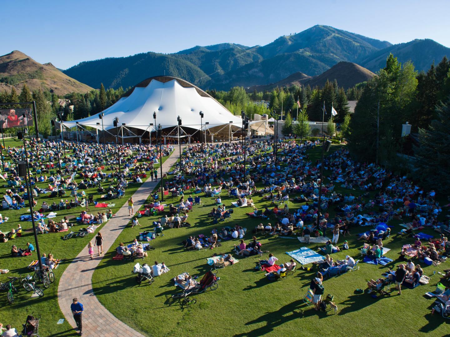爱达荷州太阳谷夏季音乐节 (Sun Valley Summer Music Festival) 期间，大家齐聚太阳谷展馆 (Sun Valley Pavillion) 享受表演