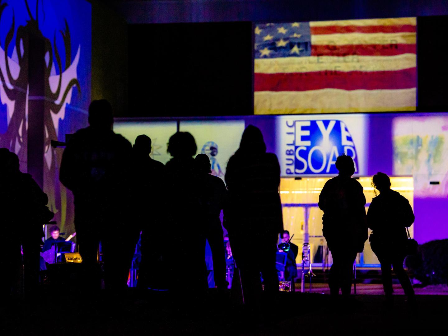 佛罗里达州巴拿马城的 Public Eye Soar Projection Festival 节庆期间展出的艺术投影作品