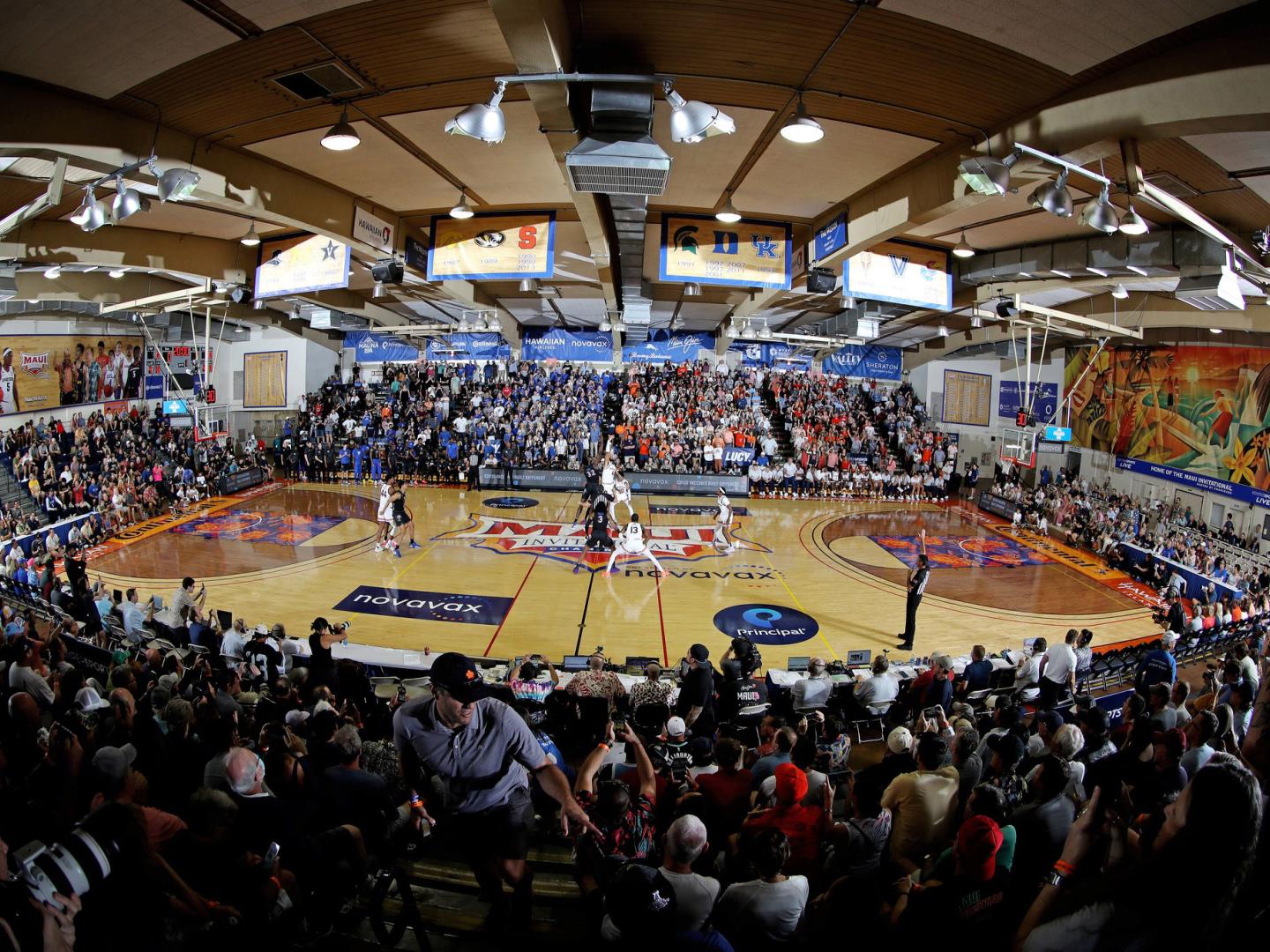 夏威夷州毛伊岛邀请赛期间的篮球场盛况