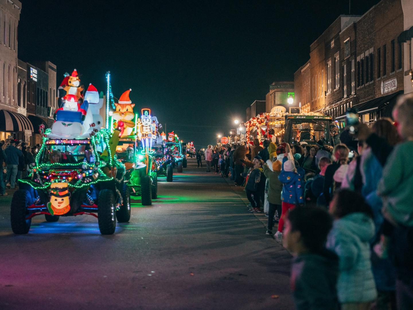 在密苏里州莱巴嫩的市中心观看莱巴嫩圣诞游行