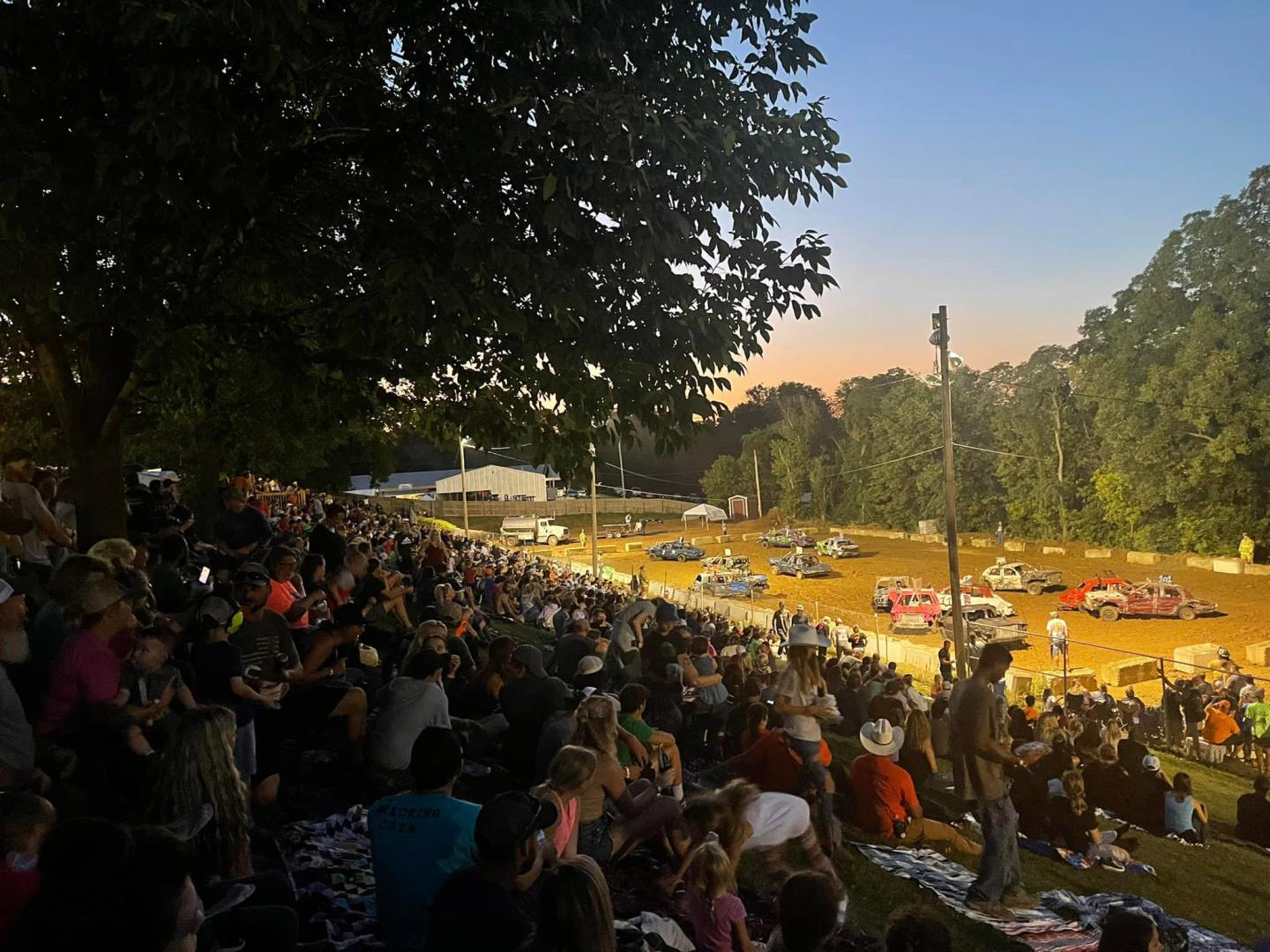 密苏里州圣吉纳维夫县展会上，人们聚在一起观看赛车比赛