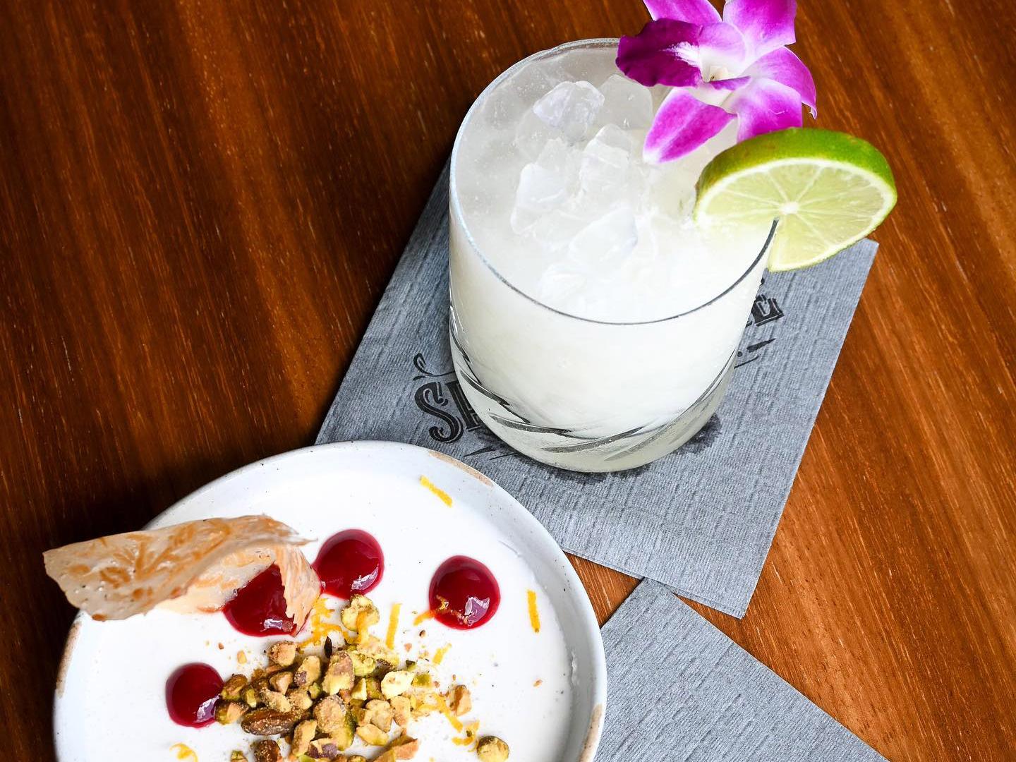 在德克萨斯州锡达帕克市的 Spare Birdie 餐厅享用鸡尾酒和开胃菜