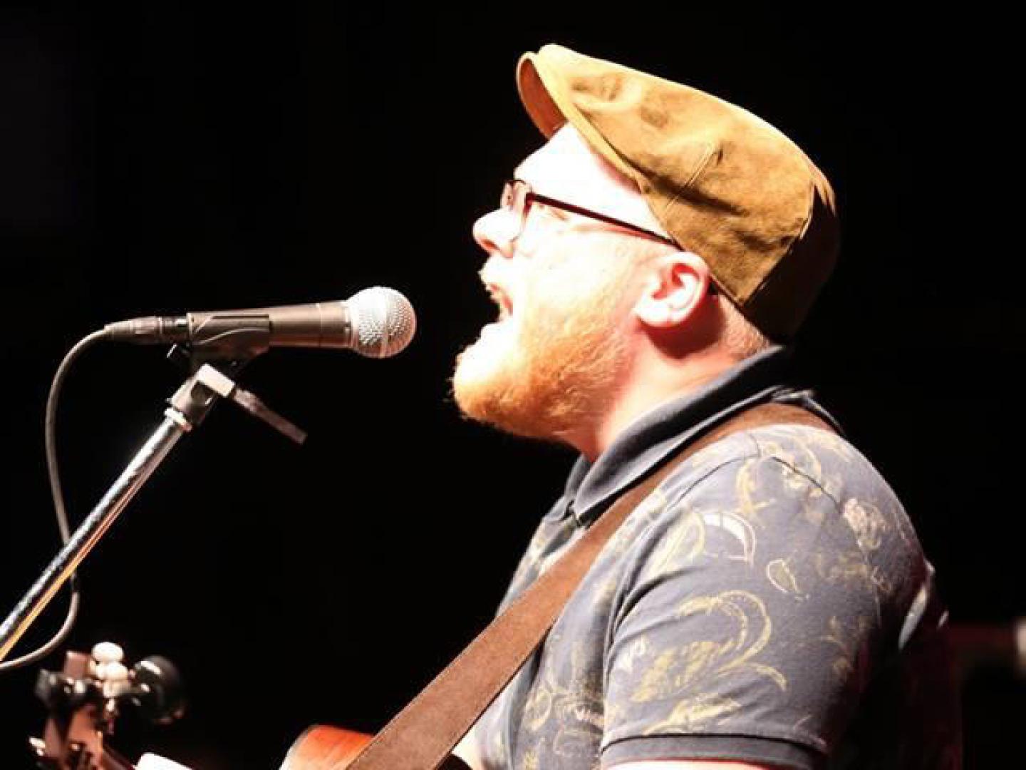 佛罗里达州巴拿马城 Backstage Pass 音乐会上的一位表演音乐家