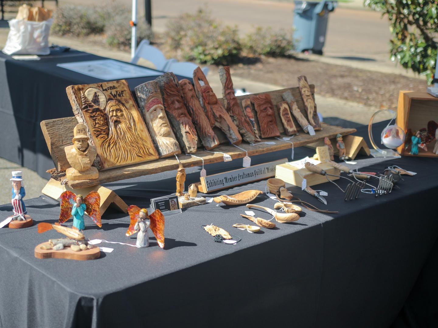 Ein Stand mit Kunsthandwerk beim Catfish in the Alley-Festival in Columbus, Mississippi