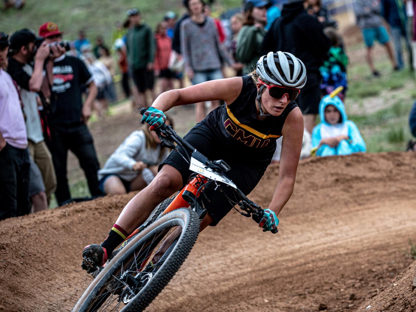 科罗拉多州杜兰戈铁马自行车赛上竞技的参赛骑手