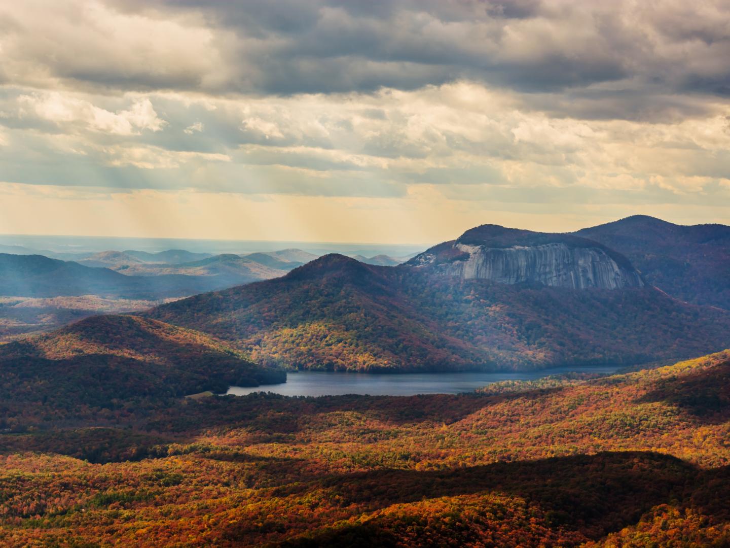 南卡罗来纳州凯撒领袖州立公园泰布尔罗克山的景观