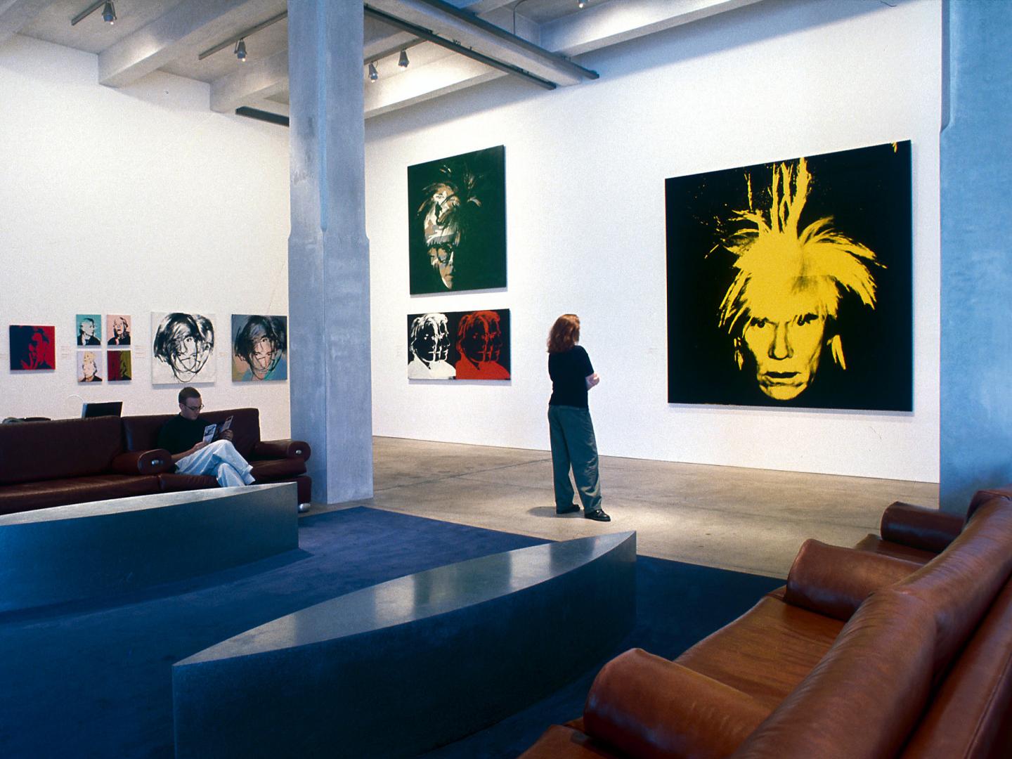 在安迪·沃霍尔博物馆欣赏自画像