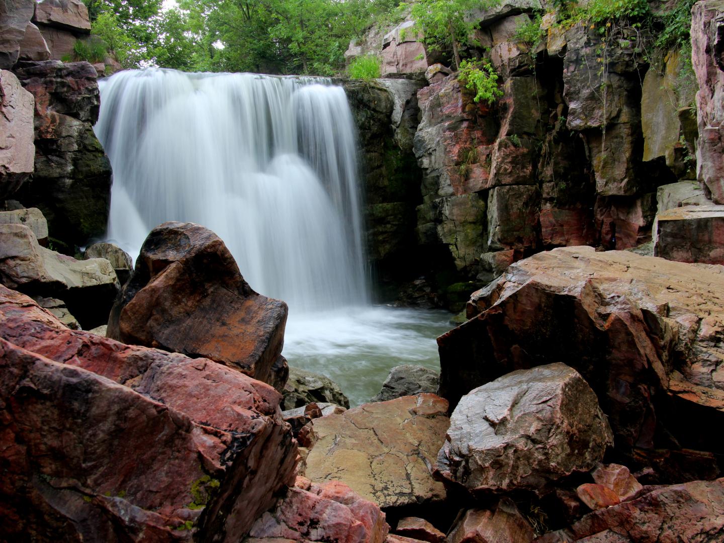 派普斯通国家纪念地的多面纱温内维斯萨瀑布