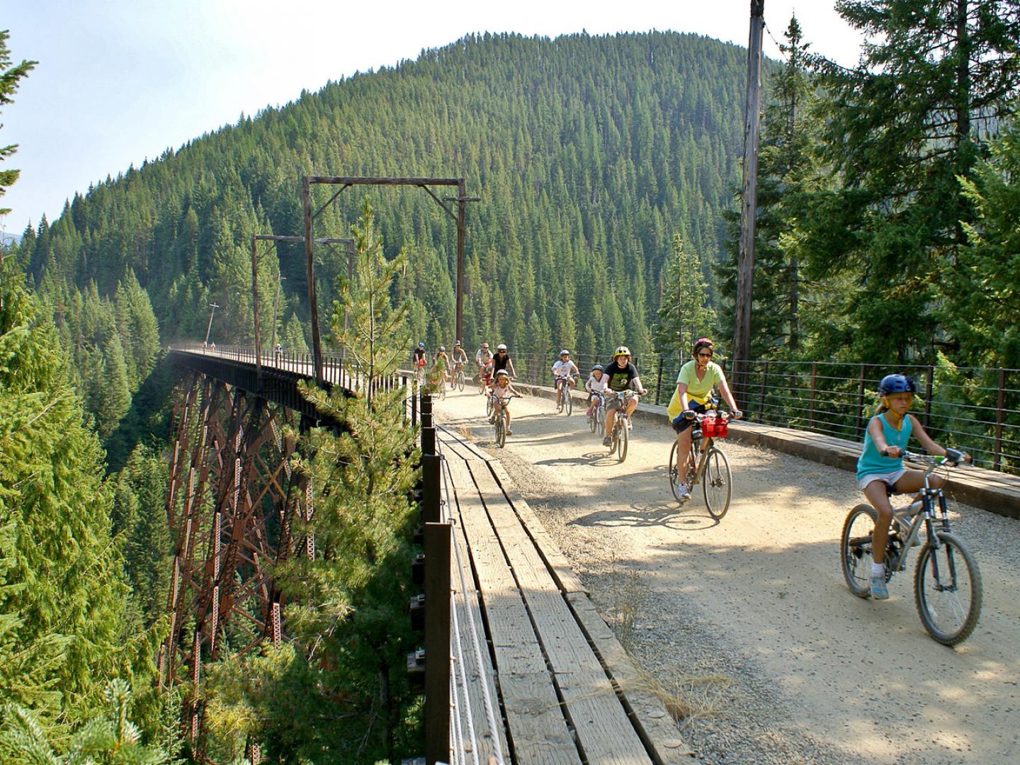 全家一起沿爱达荷州华勒斯附近的海亚瓦沙自行车道骑行