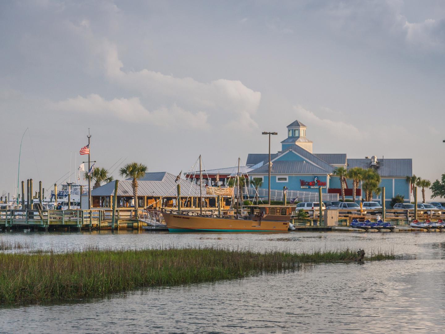 默雷尔斯因莱特区 MarshWalk 木板路的景观