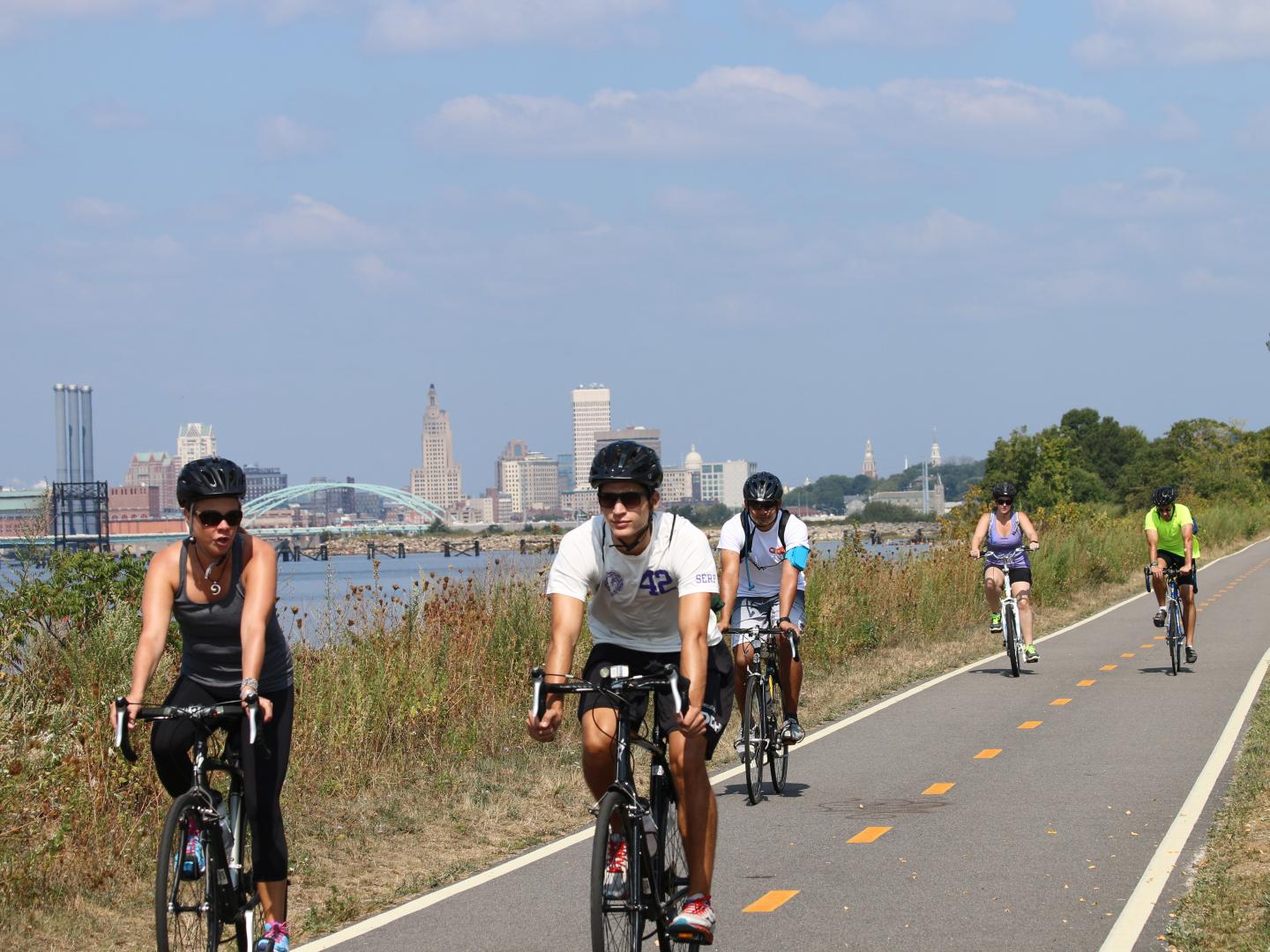 沿着罗德岛州普罗维登斯东部的东湾自行车道骑行