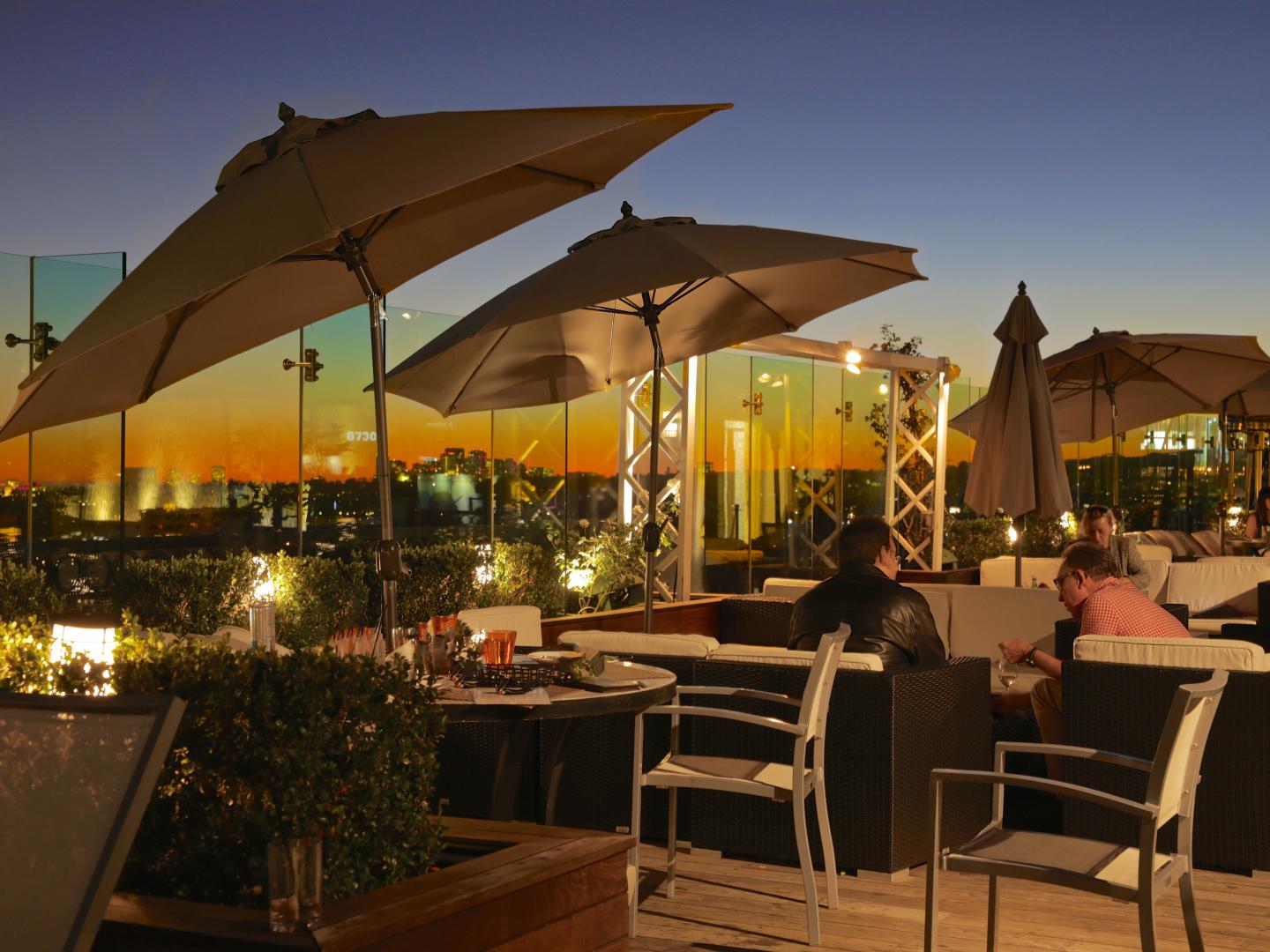 从加利福尼亚州比佛利山的 The London West Hollywood 酒店屋顶欣赏城市美景