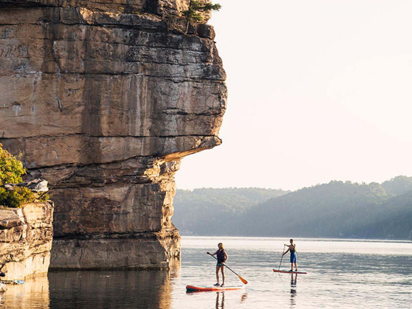 在西弗吉尼亚州萨默斯维尔湖上体验立式桨板