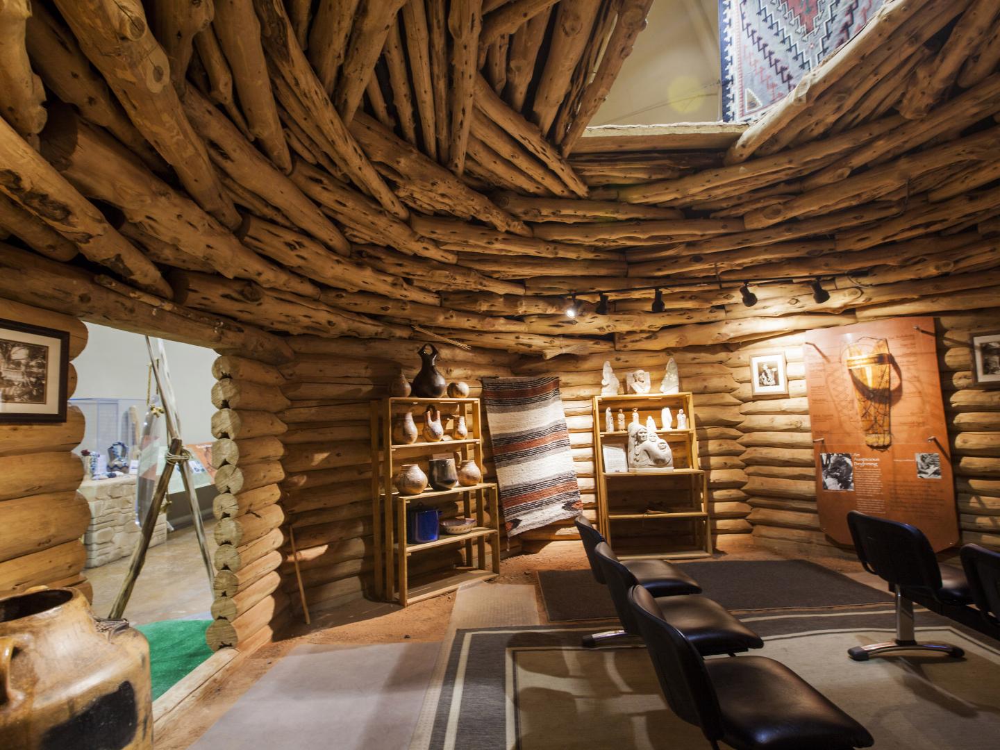 在亚利桑那州图巴城的“探索纳瓦霍互动博物馆”参观展览