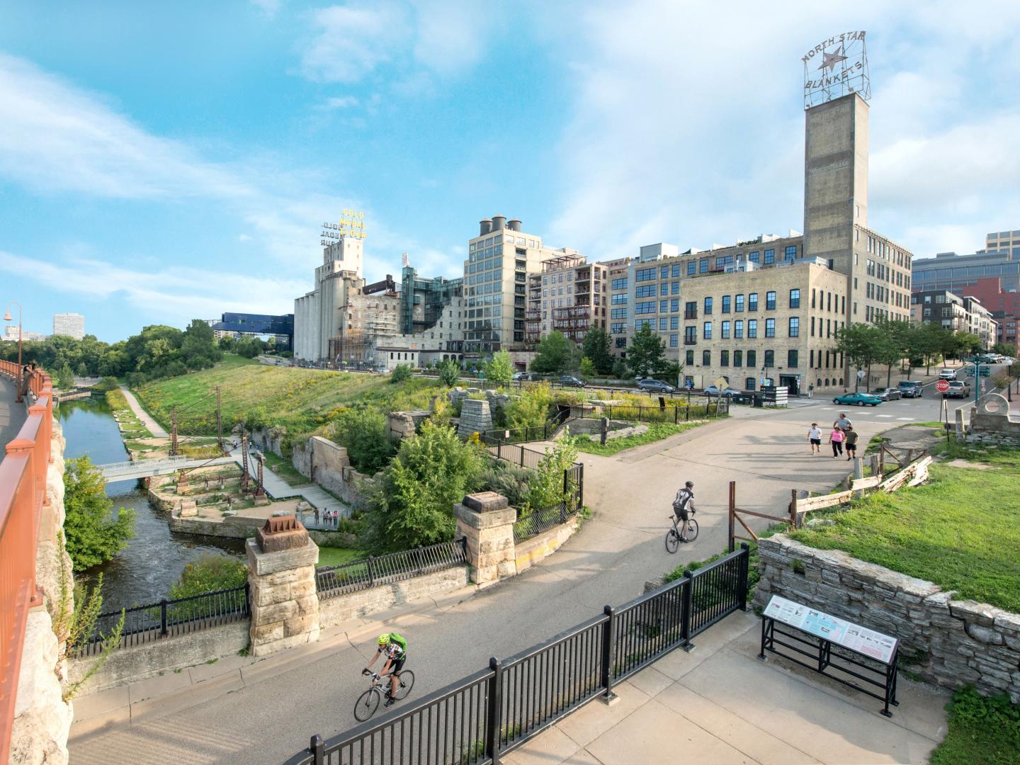 明尼苏达州明尼阿波利斯河滨磨坊城区的石拱桥