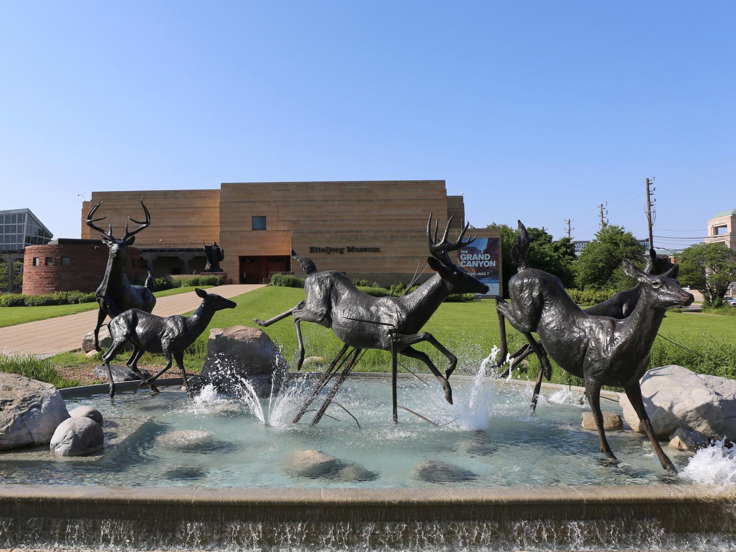 印第安纳州印第安纳波利斯的关于美国印第安人和西方艺术的艾特杰格博物馆外的雕像