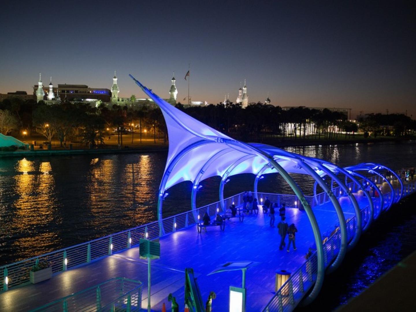 黄昏时分在佛罗里达州坦帕沿着河滨步道游览