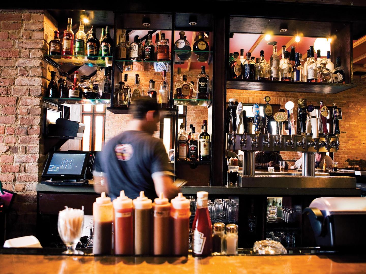 密西根州底特律科尔克敦街区的一个酒吧