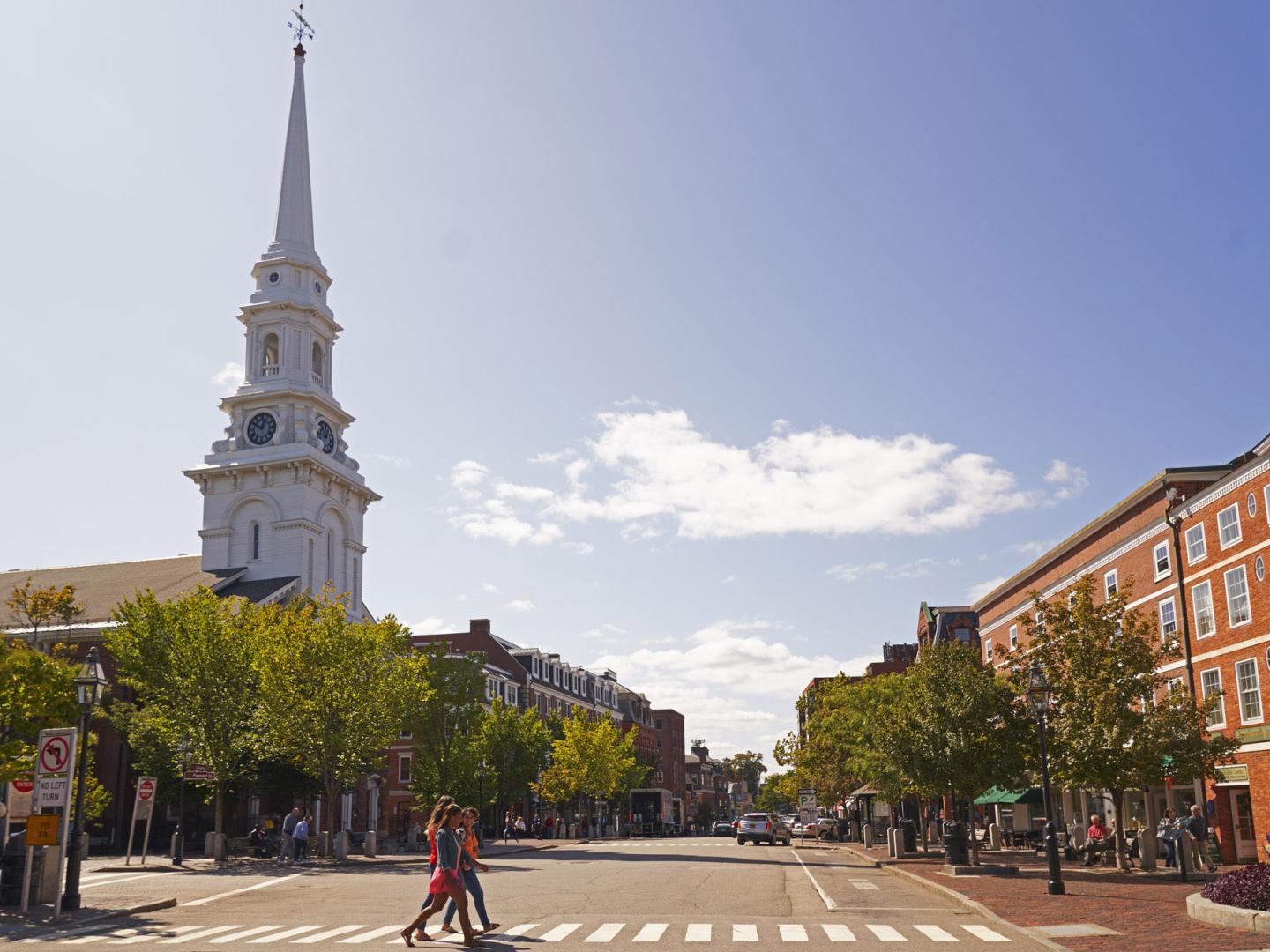 在新罕布什尔州朴茨茅斯，漫步于市中心历史悠久的街巷