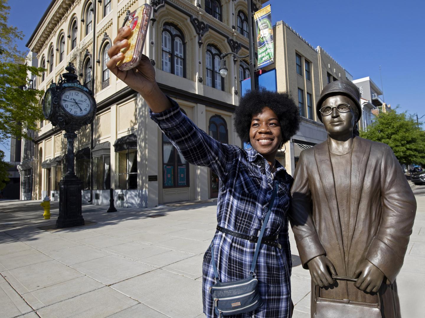 阿拉巴马州蒙哥马利市，一名女子与罗莎·帕克斯铜像合影