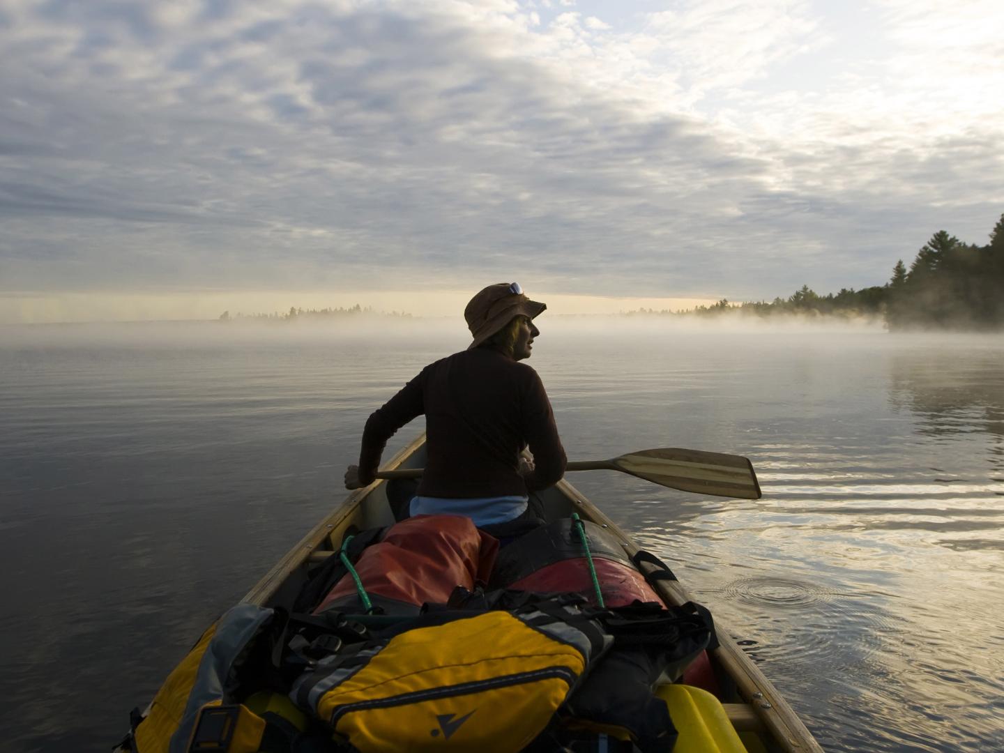 在缅因州阿拉加什雾气茫茫的阿拉加什湖 (Allagash Lake) 上划独木舟 在缅因州阿拉加什雾气茫茫的阿拉加什湖 (Allagash Lake) 上划独木舟