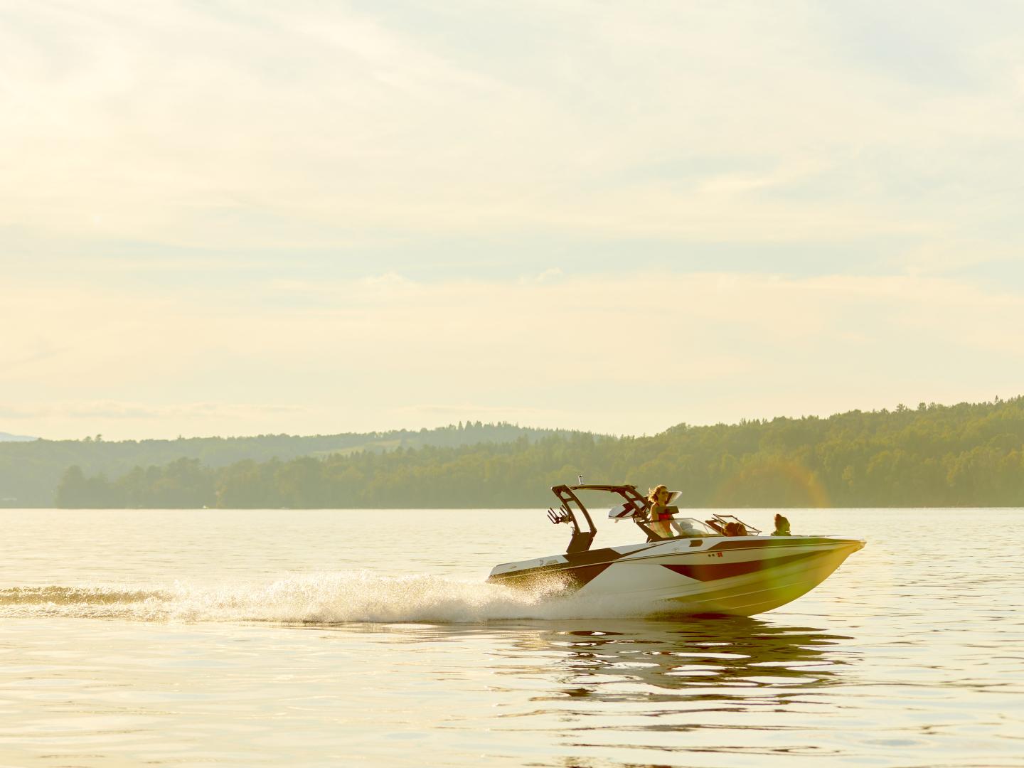 在缅因州朗吉利 (Rangeley) 的朗吉利湖上泛舟 在缅因州朗吉利 (Rangeley) 的朗吉利湖上泛舟