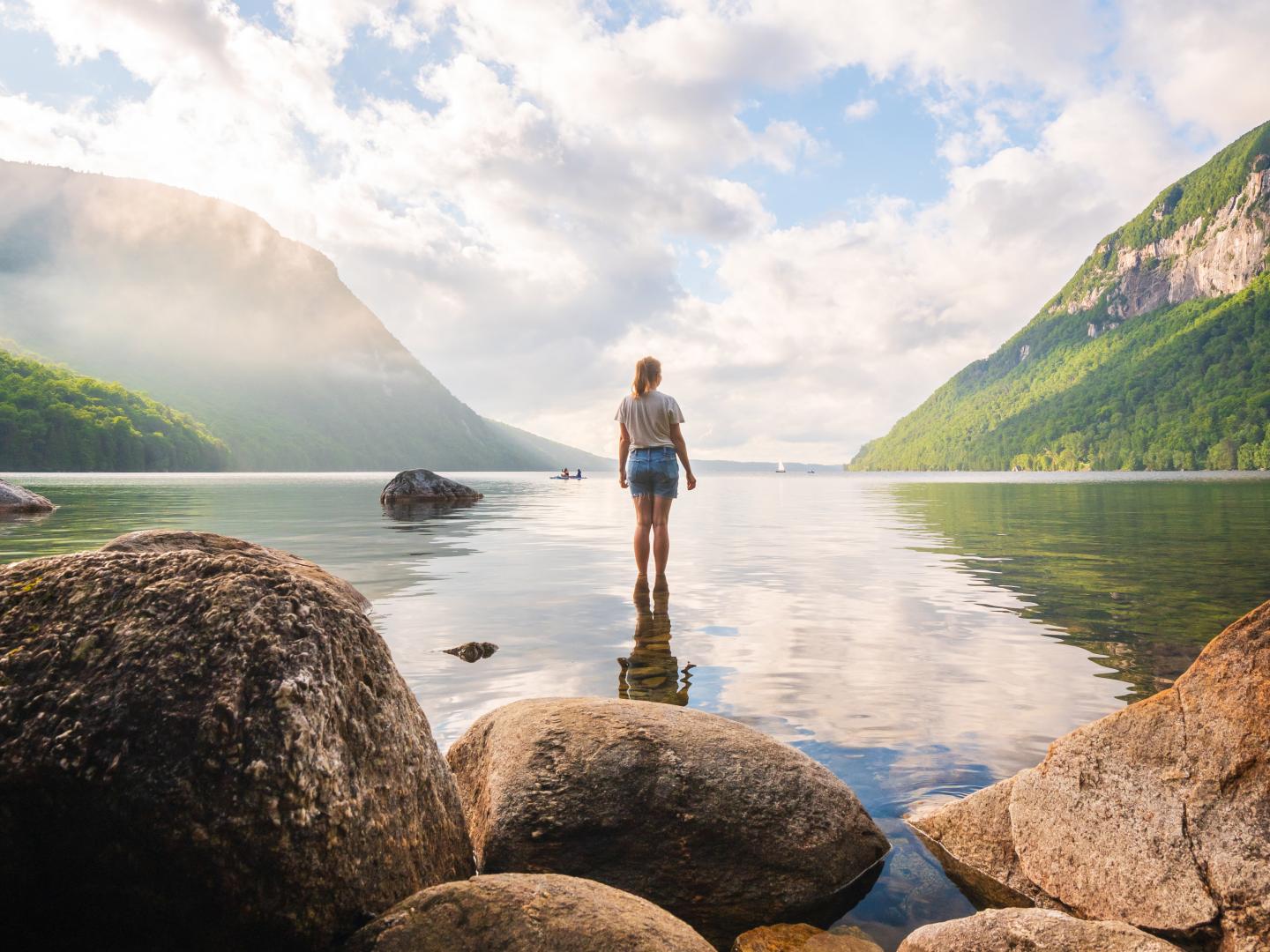 在佛蒙特州威洛比湖平静的水域涉水玩耍