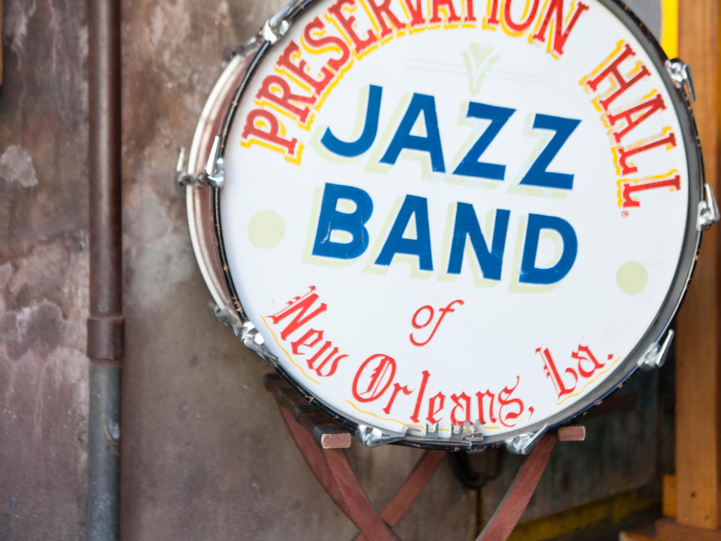 一面用于欢迎音乐爱好者参观著名爵士名人堂的鼓