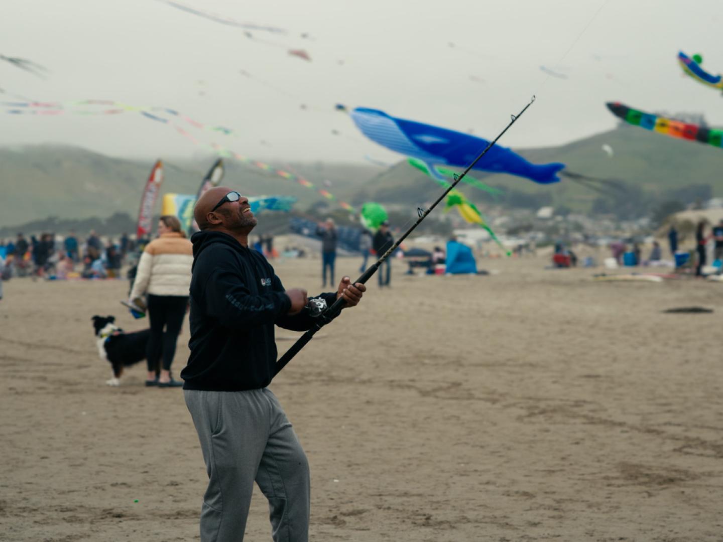 《小城大事》(Small Town, Big Story) 剧照展现了加利福尼亚州的风筝节上一名男子在莫罗湾放风筝的场景 《小城大事》(Small Town, Big Story) 剧照展现了加利福尼亚州的风筝节上一名男子在莫罗湾放风筝的场景