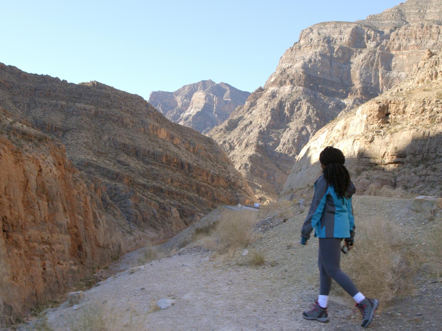 GoUSA TV 节目《走出小镇》(Get Out of Town) 的主持人 Oneika Raymond 探索内华达州拉斯维加斯附近的山峦 GoUSA TV 节目《走出小镇》(Get Out of Town) 的主持人 Oneika Raymond 探索内华达州拉斯维加斯附近的山峦