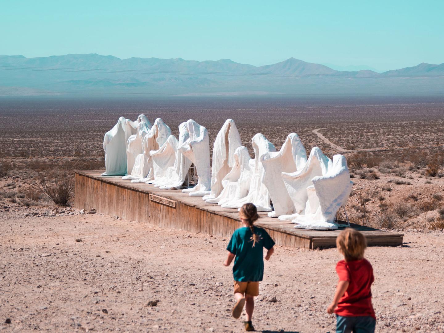 内华达州比蒂流纹岩鬼镇附近的艺术装置