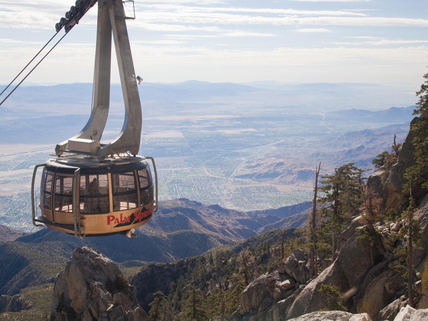 在棕榈泉空中缆车上俯瞰壮丽风景