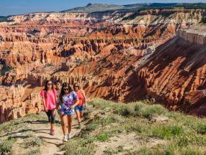 一家人正徒步穿越锡达布雷克斯国家保护区 一家人正徒步穿越锡达布雷克斯国家保护区