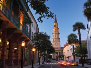 日落时法语区的圣腓力堂钟楼