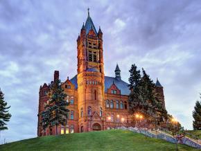 完工于 1889 年，罗马复兴风格的克劳斯纪念学院楼