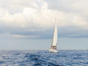 一月某个多云的日子里,夏洛特港中的帆船 一月某个多云的日子里,夏洛特港中的帆船