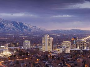 华灯初上的市中心和远处沃萨奇岭的山峰