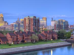 尼亚加拉河流入伊利湖的壮丽城市景观