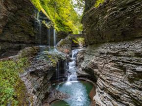 穿过沃特金斯峡谷州立公园的小径 穿过沃特金斯峡谷州立公园的小径