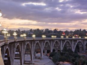 建于 1913 年的科罗拉多街大桥,是一座古典建筑风格的混凝土拱桥 建于 1913 年的科罗拉多街大桥,是一座古典建筑风格的混凝土拱桥