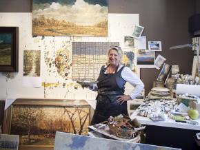 北卡罗来纳州阿什维尔,艺术家正在工作室进行创作 北卡罗来纳州阿什维尔,艺术家正在工作室进行创作