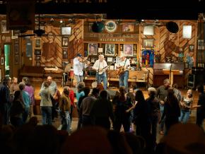 位於維吉尼亞州希爾頓 (Hiltons)，靠近田納西州布里斯托 (Bristol)，卡特農舍音樂中心 (Carter Family Fold) 的周六之夜音樂表演