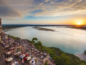 特拉维斯湖畔绿洲餐厅壮观的日落美景