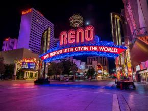 霓虹闪烁的里诺拱门横跨 Virginia Street 街，与闹市区交相辉映