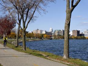 在公园里的湖滨道路上骑自行车