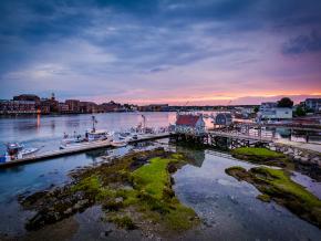 皮斯卡塔夸河上的码头夕景