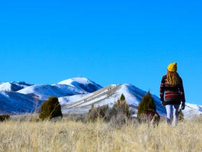 朝着冰雪覆盖的山峰,在鼠尾草、禾本植物和杜松间徒步旅行 朝着冰雪覆盖的山峰,在鼠尾草、禾本植物和杜松间徒步旅行