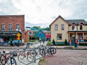 Tiendas y restaurantes en el centro, incluido el famoso Zingerman's Deli