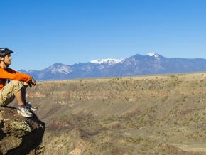陶醉于一览无余的峡谷和山景中