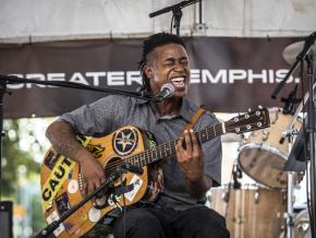 南方民俗艺术节中心的现场音乐表演